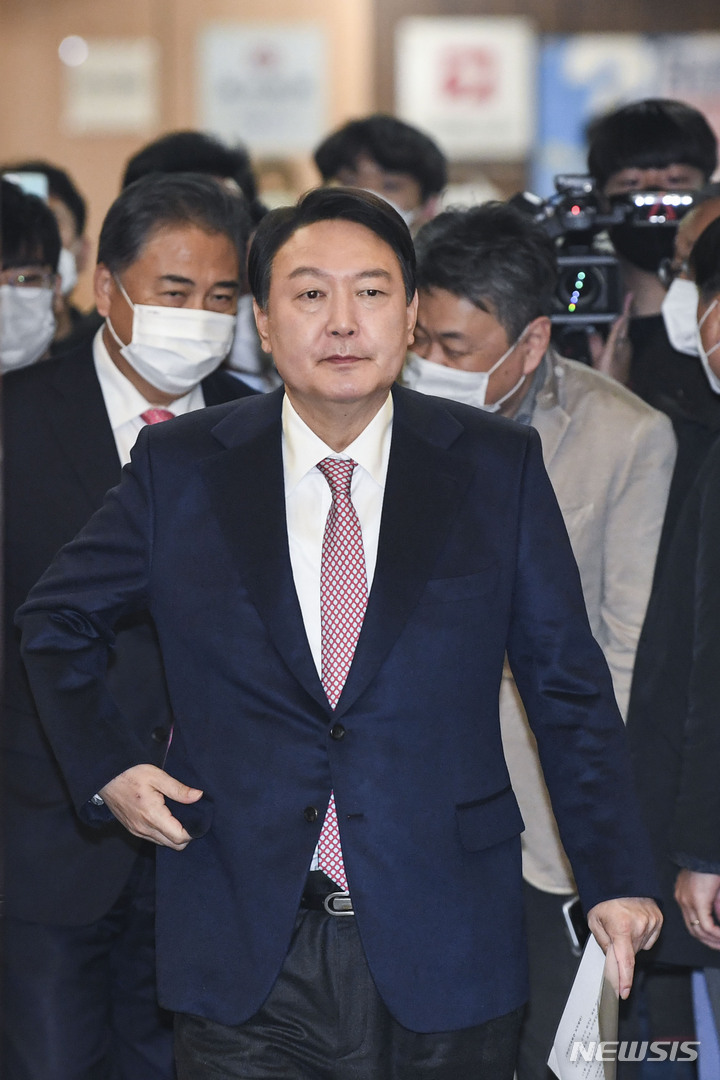 [서울=뉴시스] 국회사진기자단 = 윤석열 국민의힘 대선 후보가 12일 서울 중구 한국프레스센터에서 열린 서울외신기자클럽 초청 기자간담회에 입장하고 있다. 2021.11.12. photo@newsis.com