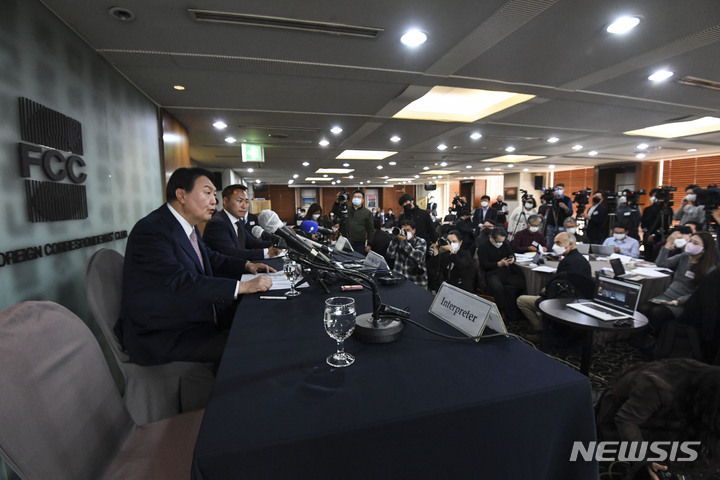 [서울=뉴시스] 국회사진기자단 = 윤석열 국민의힘 대선 후보가 12일 서울 중구 한국프레스센터에서 서울외신기자클럽 초청 기자간담회를 하고 있다. 2021.11.12. photo@newsis.com