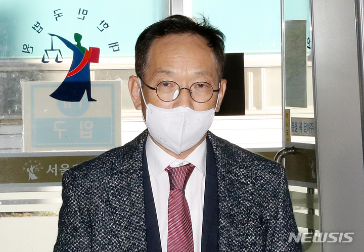 [서울=뉴시스] 백동현 기자 = 김유상 이스타항공 관리대표가 12일 오후 서울 서초구 서울회생법원에서 열린 이스타항공 회생 계획안 인가 여부를 결정하는 관계인 집회에 참석하기 위해 법정으로 들어가고 있다. 2021.11.12. livertrent@newsis.com