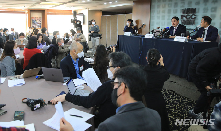 [서울=뉴시스] 국회사진기자단 = 윤석열 국민의힘 대선 후보가 12일 서울 중구 한국프레스센터에서 열린 서울외신기자클럽 초청 기자간담회에서 발언하고 있다.&nbsp; 2021.11.12. photo@newsis.com
