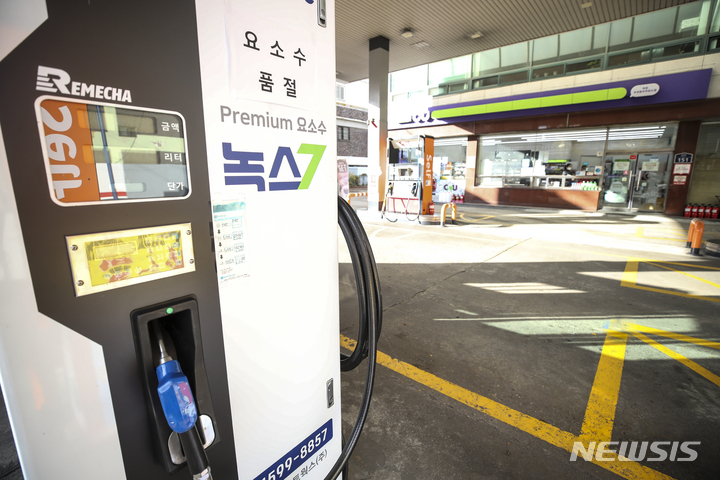 [부천=뉴시스] 정병혁 기자 = 12일 오후 경기 부천시의 한 주유소에 요소수 품절 안내문이 붙어 있다. 2021.11.12. jhope@newsis.com