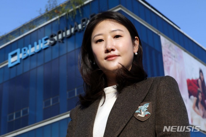 [서울=뉴시스] 박진희 기자 = 백새미 블루스퀘어/코엑스아티움 극장장이 지난 12일 서울 용산구 인터파크 씨어터에서 뉴시스 인터뷰를 마치고 사진촬영을 하고 있다. 2021.11.15. pak7130@newsis.com