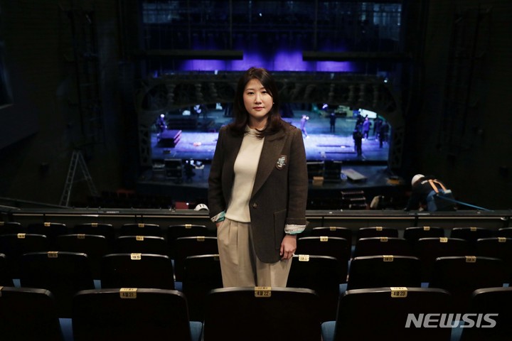 [서울=뉴시스] 박진희 기자 = 백새미 블루스퀘어/코엑스아티움 극장장이 지난 12일 서울 용산구 인터파크 씨어터에서 뉴시스 인터뷰를 마치고 사진촬영을 하고 있다. 2021.11.15. pak7130@newsis.com