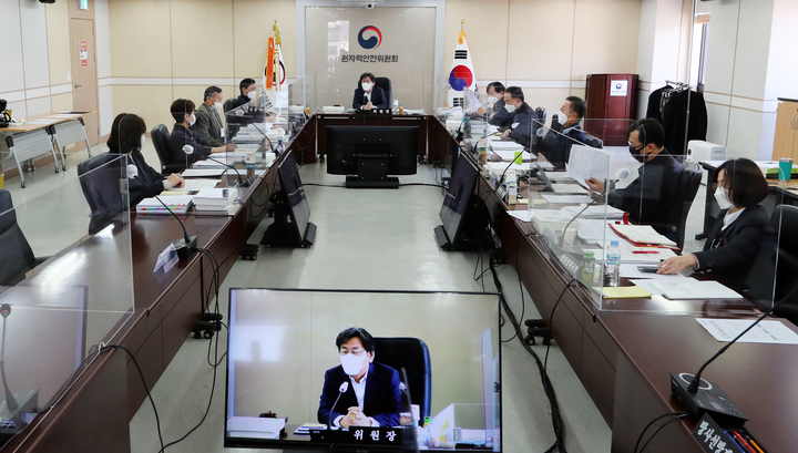 [서울=뉴시스] 조수정 기자 = 지난 11월 12일 열린 제149회 원자력안전위원회 회의 현장. (사진=원자력안전위원회 제공) 2021.11.12. photo@newsis.com *재판매 및 DB 금지