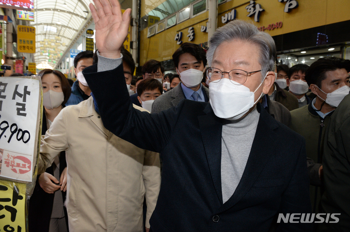 [울산=뉴시스] 배병수 기자 = 이재명 더불어민주당 대선 후보가 12일 오후 민생탐방을 위해 울산 중구 중앙전통시장을 찾아 지지자들에게 인사를 하고 있다. 2021.11.12. bbs@newsis.com