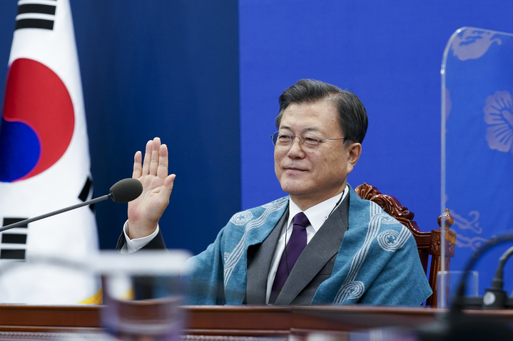 [서울=뉴시스] 전진환 기자 = 문재인 대통령이 12일 오후 청와대 여민관 영상회의실에서 열린 APEC 화상 정상회의에 참석해 기념촬영을 하며 정상들에게 손을 흔들고 있다. 2021.11.12. amin2@newsis.com