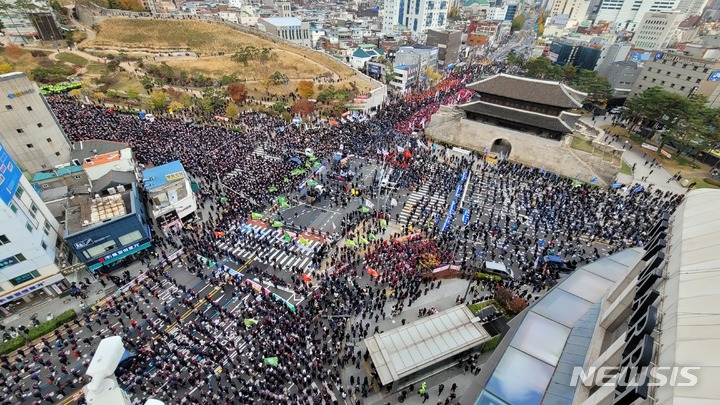 [서울=뉴시스]백동현 기자=전국민주노동조합총연맹(민주노총)이 13일 오후 서울 동대문역 사거리에서 전국노동자대회 대규모 집회를 강행하고 있다.2021.11.13. livertrent@newsis.com