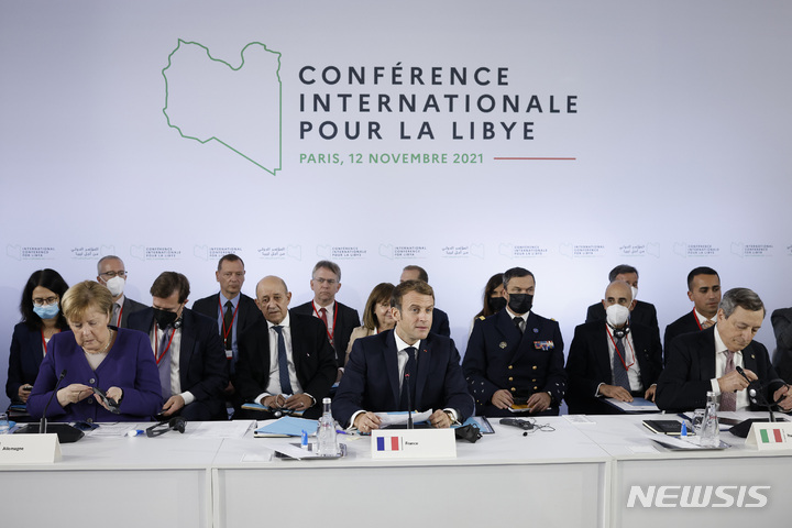 [AP/뉴시스] 12월24일 리비아 대선과 총선을 앞두고 11월12일 파리에서 리비아 국제회의가 열렸다. 마크롱 프랑스 대통령과 메르켈 독일 총리 및 드라기 이탈리아 총리 등을 비롯 유럽에서 많은 정상들이 참석했다