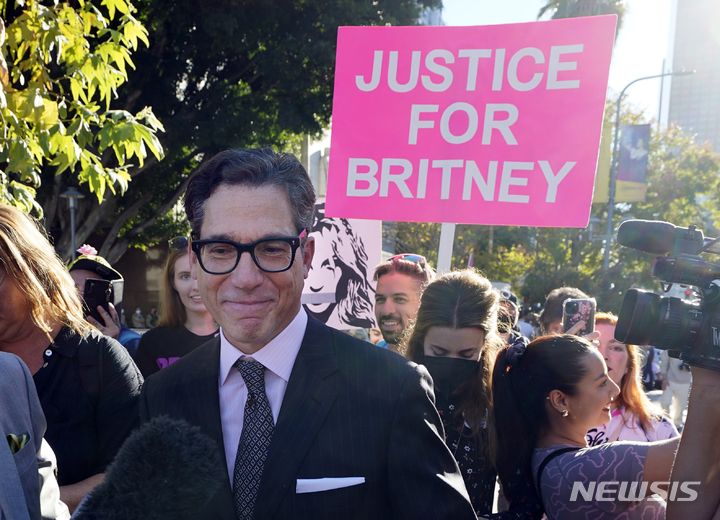 [서울=AP/뉴시스] 후견인 제도 종료가 결정되자 12일(현지시각) 미국 로스앤젤레스(LA) 법원 앞에 모인 브리트니 스피어스 팬들이 환호하고 있다. 