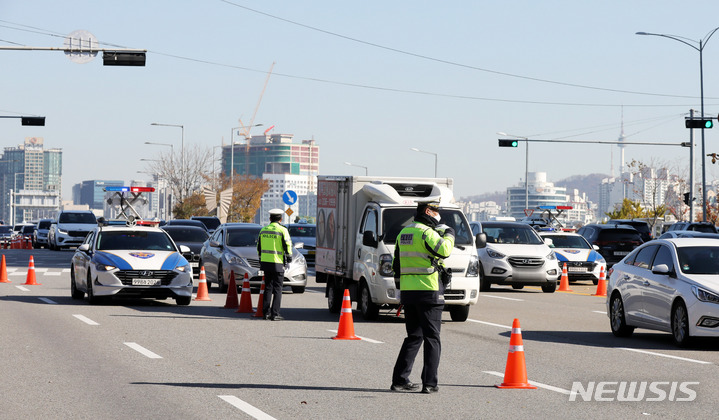 [서울=뉴시스] 고범준 기자 = 전국민주노동조합총연맹(민주노총)의 전국노동자대회 대규모 집회를 앞둔 13일 오전 서울 영등포구 마포대교 남단에서 경찰이 차량 검문을 하고 있다. 2021.11.13. bjko@newsis.com