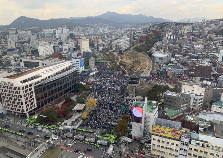 [서울=뉴시스] 조성봉 기자= 전국민주노동조합총연맹(민주노총)이 지난해 11월13일 오후 서울 동대문역 사거리에서 전국노동자대회를 열고 있다. 2021.11.13. suncho21@newsis.com
