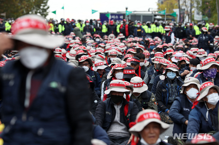 [서울=뉴시스] 백동현 기자 = 전국민주노동조합총연맹(민주노총)이 13일 오후 서울 동대문 사거리에서 전국노동자대회를 열고 있다. 2021.11.13. livertrent@newsis.com