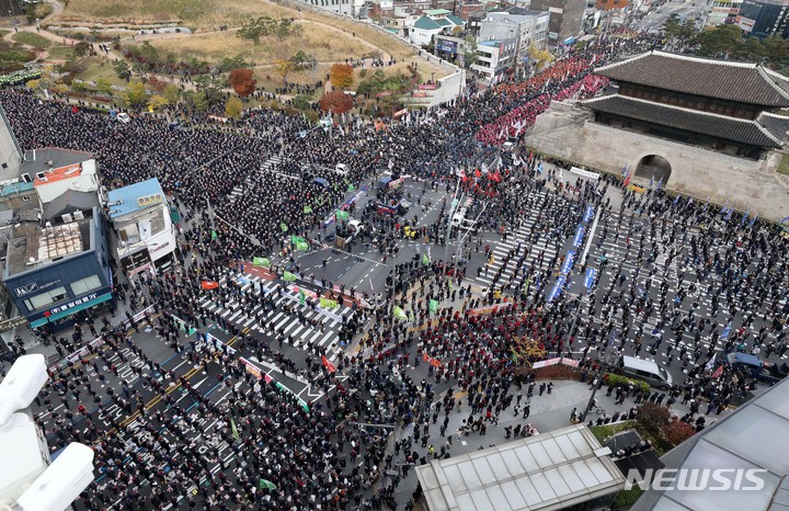[서울=뉴시스] 백동현 기자 = 전국민주노동조합총연맹(민주노총)이 13일 오후 서울 동대문 사거리에서 전국노동자대회를 열고 있다. 2021.11.13. livertrent@newsis.com