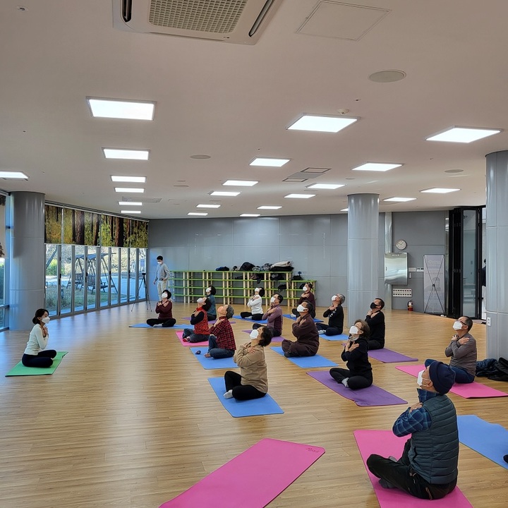 [안동=뉴시스] 금강송에코리움에서 진행되는 웰니스테이의 한 프로그램. (사진=경북도 제공) 2021.11.14 *재판매 및 DB 금지