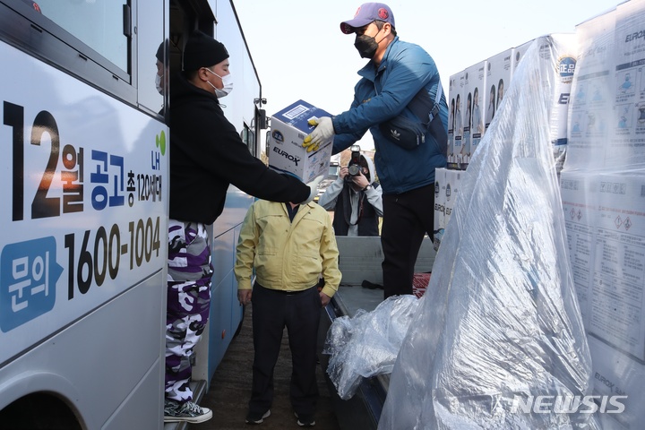 [제주=뉴시스] 양영전 기자 = 제주지역 시내버스 회사 관계자가 14일 오전 제주시민복지타운에서 제주도가 보급하는 요소수를 전달받고 있다. 제주도는 이날 행정안전부가 전국 지방자치단체를 대상으로 배부한 요소수 2000ℓ를 시내버스 6개사와 마을버스 3개사에 보급했다. 2021.11.14. 0jeoni@newsis.com