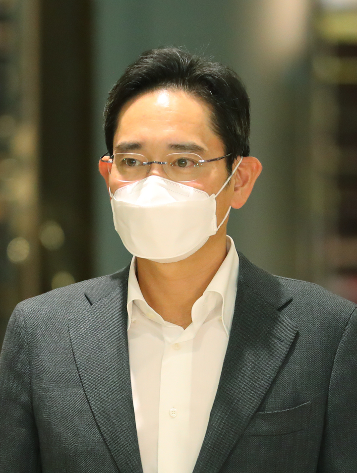 [서울=뉴시스] 배훈식 기자 = 북미 지역 출장길에 나선 이재용 삼성전자 부회장이 14일 오전 서울김포비즈니스항공센터를 통해 출국하고 있다. 2021.11.14. dahora83@newsis.com