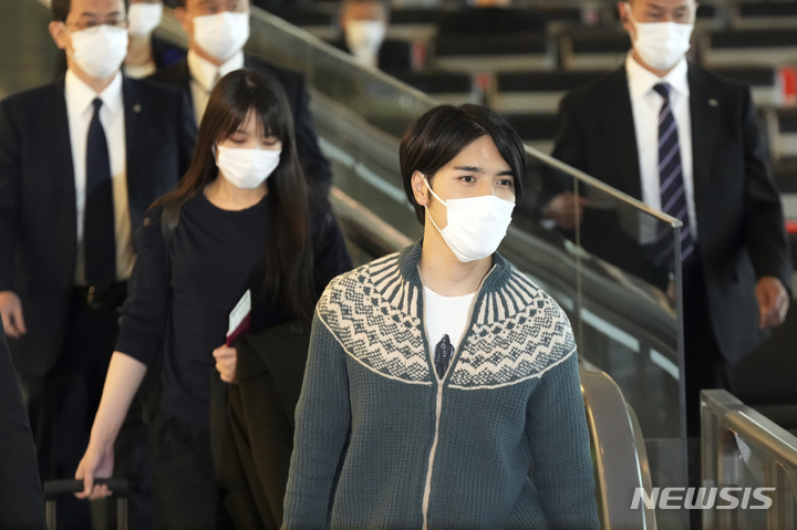 [도쿄(일본)=AP/뉴시스]지난해 11월14일 일본의 마코 공주가 남편인 고무로 게이와 함께 하네다 공항에서 미국행 비행기에 탑승하기 위해 이동하고 있다. 2021.11.15.