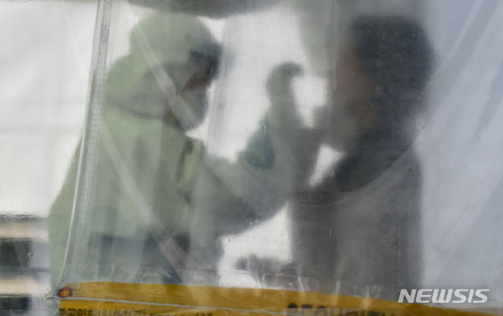 [대구=뉴시스] 이무열 기자 = 14일 오후 대구 수성구 대구스타디움 제3주차장에 마련된 임시선별검사소에서 시민들이 코로나19 진단검사를 받고 있다. 2021.11.14. lmy@newsis.com