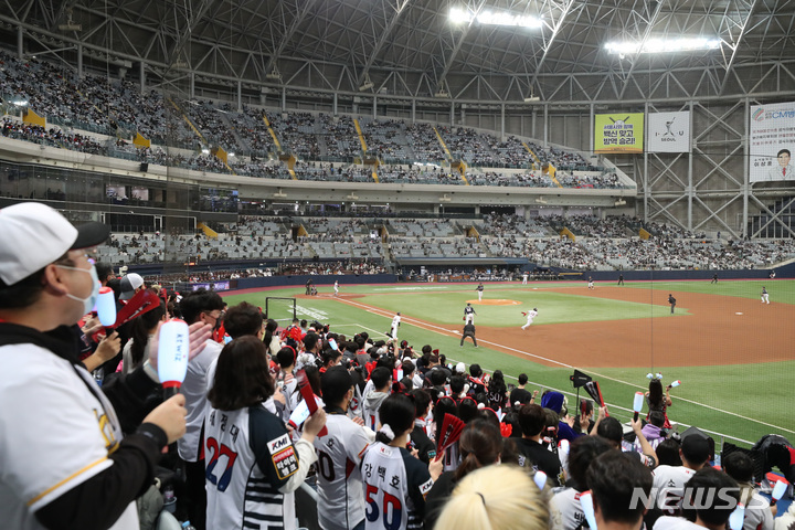 [서울=뉴시스] 국회사진기자단 = 14일 오후 서울 고척스카이돔에서 열린 2021 한국시리즈 1차전 두산 베어스와 kt wiz의 경기를 찾은 양팀 팬들이 응원전을 펼치고 있다. 2021.11.14. photo@newsis.com