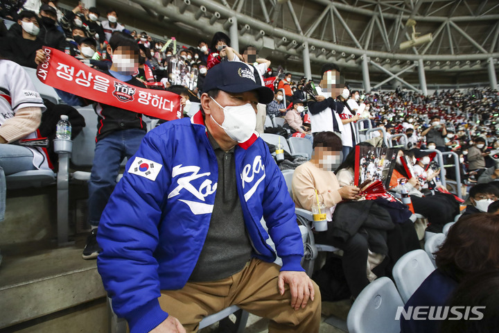 [서울=뉴시스] 국회사진기자단 = 국민의힘 윤석열 대선 후보가 14일 서울 구로구 고척스카이돔에서 열린 한국시리즈 1차전 두산 베어스와 kt wiz의 경기를 관람하고 있다. 2021.11.14. photo@newsis.com