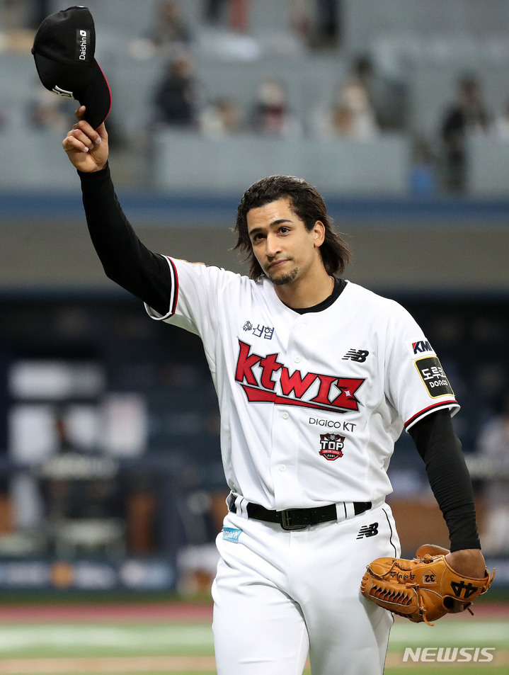 [서울=뉴시스] 김선웅 기자 = 14일 오후 서울 구로구 고척스카이돔에서 열린 2021 프로야구 한국시리즈 두산 베어스와 KT 위즈의 1차전 경기, 8회초 KT 선발투수 쿠에바스가 교체돼 마운드에서 내려오고 있다. 2021.11.14. mangusta@newsis.com