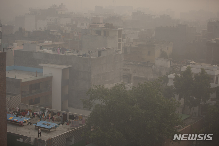 [뉴델리(인도)=AP/뉴시스] 2021년 인도 수도 뉴델리가 연무와 스모그로 뿌옇게 덮여 있다. 인도 수도 델리가 대기오염 악화로 공기 질이 유독성 수준으로 떨어짐에 따라 대학을 포함해 모든 학교들에 대한 무기한 휴교 조치를 내렸다. 2021.11.17