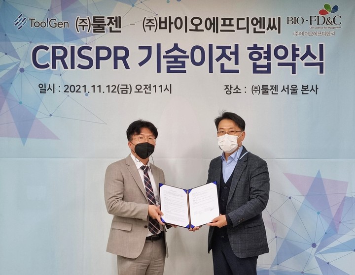 툴젠 김영호 대표(오른쪽)와 바이오에프디엔씨 모상현 대표가 계약체결 이후 기념사진을 촬영하고 있다.(사진=툴젠 제공) *재판매 및 DB 금지
