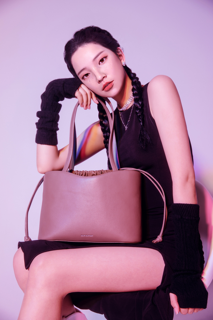 [서울=뉴시스]LF 질바이질스튜어트가 공개한 가상 인플루언서 '로지' 2021 가을·겨울(FW) 시즌 화보. (사진=LF 제공). 2021.11.15. photo@newsis.com *재판매 및 DB 금지