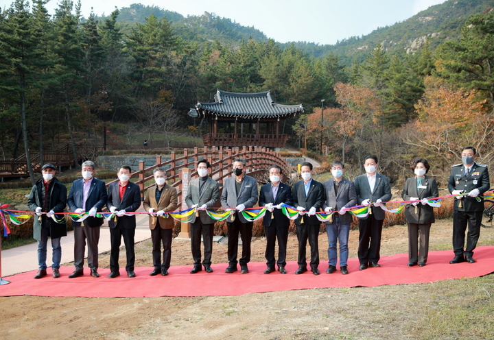 태안군 ‘생태문화 샘골 도시공원 준공식’에 참석한 가세로 군수(왼쪽 여섯번째)와 양승조(왼쪽 다섯번째)충남지사.(사진=태안군청 제공) *재판매 및 DB 금지