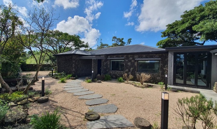 [제주=뉴시스] 제주시 ‘곱들락한 집’에 선정된 애월읍 구몰동길 주택. (사진=제주시 제공) 2025.03.27. photo@newsis.com *재판매 및 DB 금지