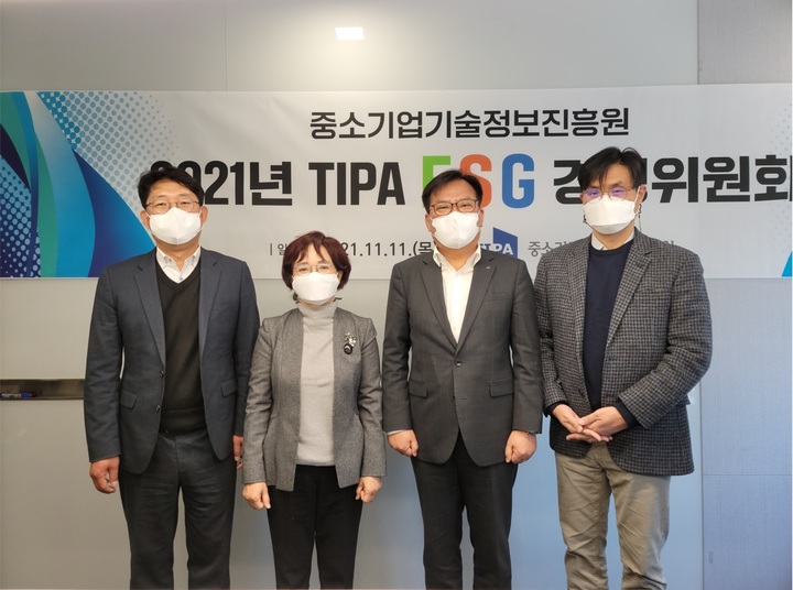 [서울=뉴시스] TIPA 이재홍 원장(오른쪽 두번째)이 ESG경영위원회 외부 위원들과 사진 촬영을 하고 있다. (사진=TIPA 제공) 2021.11.15. photo@newsis.com *재판매 및 DB 금지