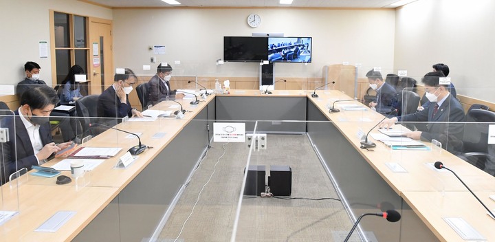 [서울=뉴시스] 이억원 기획재정부 차관이 15일 서울 종로구 정부서울청사에서 열린 제8차 요소수 수급 관련 범부처 합동 대응 회의를 주재하고 있다. (사진=기획재정부 제공) 2021.11.15. photo@newsis.com *재판매 및 DB 금지