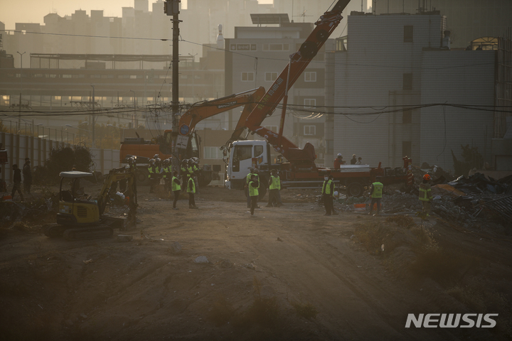 [서울=뉴시스] 정병혁 기자 = 15일 오전 서울 성북구 사랑제일교회에서 서울북부지법 집행인력이 6차 명도집행에 나서고 있다. 2021.11.15. jhope@newsis.com