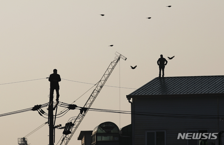 [서울=뉴시스] 정병혁 기자 = 6차 명도집행이 실시된 15일 오전 서울 성북구 사랑제일교회에서 한 교인이 지붕에 올라가 있다. 2021.11.15. jhope@newsis.com