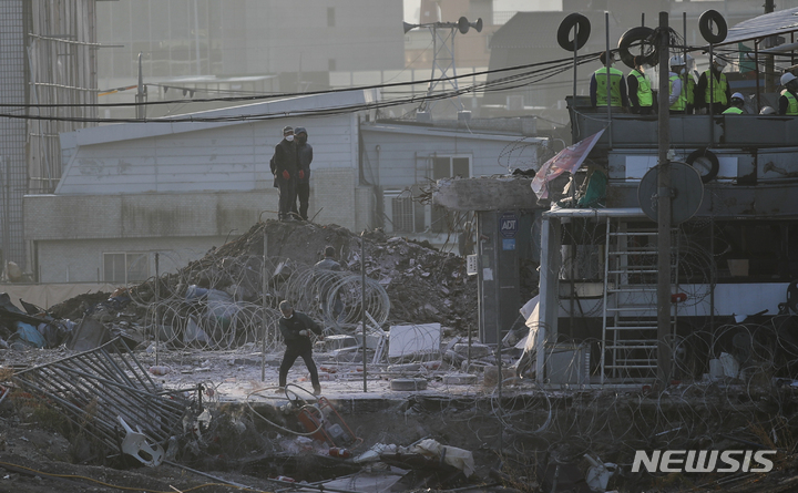 [서울=뉴시스] 정병혁 기자 = 15일 오전 서울 성북구 사랑제일교회에서 서울북부지법 집행인력이 6차 명도집행에 나서고 있다. 2021.11.15. jhope@newsis.com