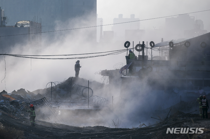 [서울=뉴시스] 정병혁 기자 = 15일 오전 서울 성북구 사랑제일교회에서 서울북부지법 집행인력이 6차 명도집행에 나서고 있다. 2021.11.15. jhope@newsis.com
