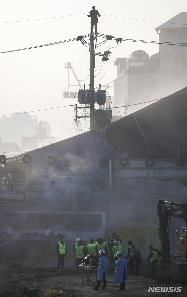 [서울=뉴시스] 정병혁 기자 = 15일 오전 서울 성북구 사랑제일교회에서 6차 명도집행에 나선 서울북부지법 집행인력들과 교인들이 대치하고 있다. 2021.11.15. jhope@newsis.com