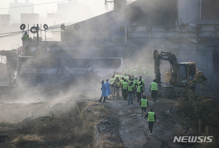 [서울=뉴시스] 정병혁 기자 = 15일 오전 서울 성북구 사랑제일교회에서 6차 명도집행에 나선 서울북부지법 집행인력들과 교인들이 대치하고 있다. 2021.11.15. jhope@newsis.com