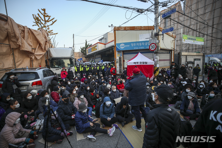 [서울=뉴시스] 정병혁 기자 = 6차 명도집행이 실시된 15일 오전 서울 성북구 사랑제일교회 입구에서 경찰과 교인들이 대치하고 있다. 2021.11.15. jhope@newsis.com