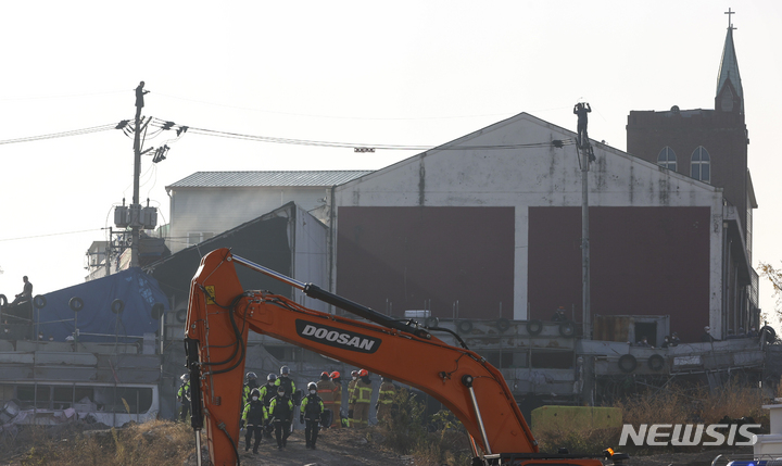 [서울=뉴시스] 정병혁 기자 = 15일 오전 서울 성북구 사랑제일교회에서 6차 명도집행에 나선 서울북부지법 집행인력과 경찰이 철수하고 있다. 2021.11.15. jhope@newsis.com
