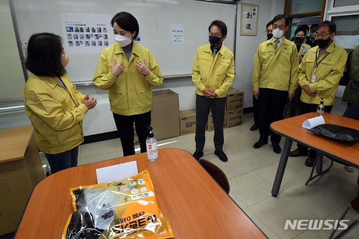 [서울=뉴시스] 박미소 기자 = 유은혜 사회부총리 겸 교육부 장관이 지난 15일 서울 서대문구 한성과학고를 찾아 코로나19 확진자 수험생들을 감독하는 선생님이 입을 방호복에 대한 설명을 듣고 있다. (공동취재사진) 2021.11.15. photo@newsis.com