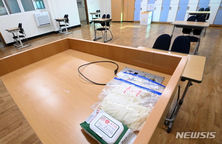 [서울=뉴시스] 박미소 기자 = 지난 15일 서울 서대문구 한성과학고에 마련된 2022학년도 대학수학능력시험 제12시험지구 별도 시험장. 손 소독 티슈와 장갑이 비치돼 있다. (공동취재사진) 2021.11.17. photo@newsis.com