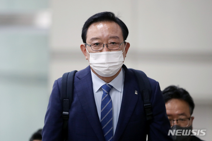 [서울=뉴시스] 김병문 기자 = 송철호 울산시장이 15일 오전 서울 서초구 서울중앙지법에서 열린 청와대 하명수사 및 선거개입 의혹 13차 공판에 출석하고 있다. 2021.11.15. dadazon@newsis.com