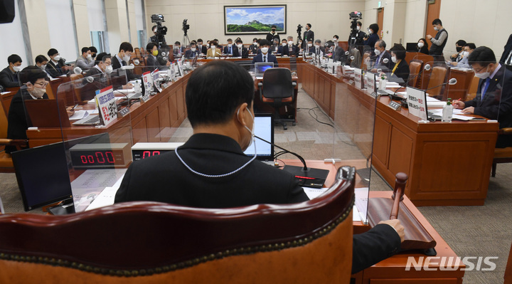 [서울=뉴시스] 최진석 기자 = 박대출 국회 환경노동위원회 위원장이 지난달 15일 서울 여의도 국회에서 열린 환경노동위원회 전체회의에서 의사봉을 두드리고 있다. (공동취재사진) 2021.11.15. photo@newsis.com