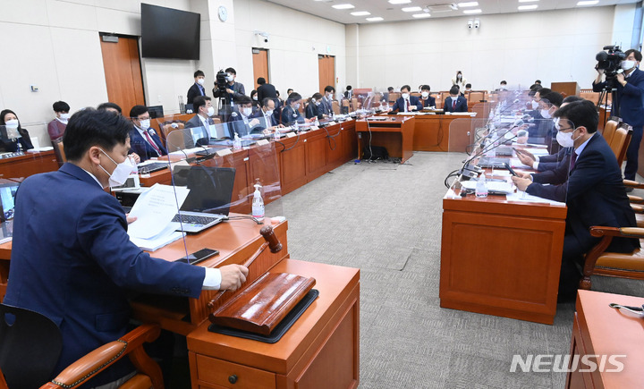 [서울=뉴시스] 최진석 기자 = 15일 오전 국회에서 열린 국회 기획재정위원회 조세소위 회의에서 김영진 소위원장이 안건을 의결하고 있다. (공동취재사진) 2021.11.15. photo@newsis.com