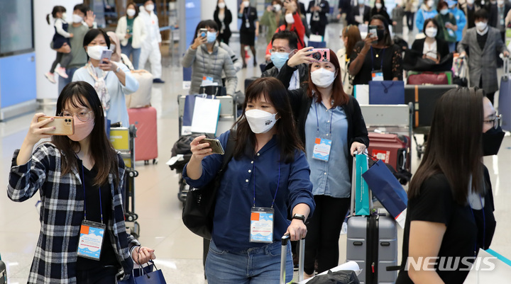 [인천공항=뉴시스] 이영환 기자 = 15일 오전 인천국제공항 제2여객터미널을 통해 싱가포르 관광업계 및 미디어 팸투어단이 입국하고 있다. 이들은 이날부터 한국-싱가포르간 여행안전권역(Vaccinated Travel Lane) 시행에 따라 입국한 관광객들로 코로나19 이후 국내를 찾은 첫 외국인 관광객이다. 2021.11.15. 20hwan@newsis.com