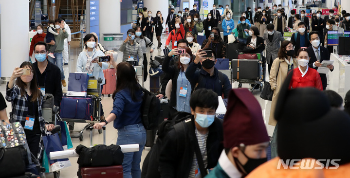 [인천공항=뉴시스] 이영환 기자 = 15일 오전 인천국제공항 제2여객터미널을 통해 싱가포르 관광업계 및 미디어 팸투어단이 입국하고 있다. 이들은 이날부터 한국-싱가포르간 여행안전권역(Vaccinated Travel Lane) 시행에 따라 입국한 관광객들로 코로나19 이후 국내를 찾은 첫 외국인 관광객이다. 2021.11.15. 20hwan@newsis.com