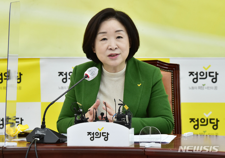 [서울=뉴시스] 최진석 기자 = 정의당 대선 후보인 심상정 의원이 15일 서울 여의도 국회에서 국방관련 공약발표 및 기자 간담회를 갖고 있다. (공동취재사진) 2021.11.15. photo@newsis.com