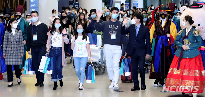 [인천공항=뉴시스] 이영환 기자 = 15일 오전 인천국제공항 제2여객터미널을 통해 싱가포르 관광업계 및 미디어 팸투어단이 입국하고 있다. 이들은 이날부터 한국-싱가포르간 여행안전권역(Vaccinated Travel Lane) 시행에 따라 입국한 관광객들로 코로나19 이후 국내를 찾은 첫 외국인 관광객이다. 2021.11.15. 20hwan@newsis.com