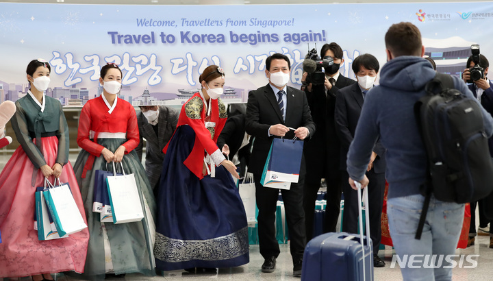 [인천공항=뉴시스] 이영환 기자 = 15일 오전 인천국제공항 제2여객터미널을 통해 싱가포르 관광업계 및 미디어 팸투어단이 입국하자 김경욱 인천국제공항공사 사장과 안영배 한국관광공사 사장이 선물을 증정하고 있다. 이들은 이날부터 한국-싱가포르간 여행안전권역(Vaccinated Travel Lane) 시행에 따라 입국한 관광객들로 코로나19 이후 국내를 찾은 첫 외국인 관광객이다. 2021.11.15. 20hwan@newsis.com